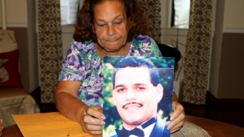 Iris Báez y Margarita Rosario con las fotos de sus hijos.