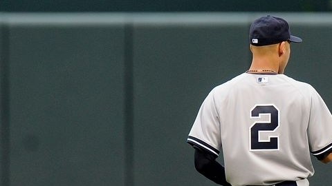 Adam Jones #10 de Baltimore saluda a Derek Jeter antes del juego.