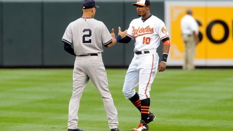 Adam Jones #10 de Baltimore saluda a Derek Jeter antes del juego.
