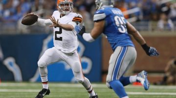 Johnny Manziel, el quarterback novato de los Browns, en acción contra los Lions, al hacer su debut en la NFL.