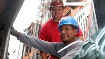 Muchos hispanos trabajan en la construcción de edificios en la Ciudad de Nueva York.