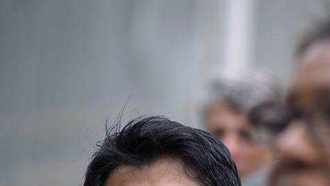 El concejal Carlos Menchaca (en la foto junto a la Defensora del Pueblo, Letitia James) catalogó la situación con los niños migrantes como una crisis humanitaria.