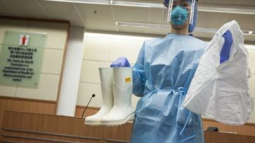 Una enfermera de Hong Kong muestra el equipo que usa para prevenir el contagio de ébola.
