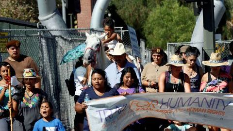 El grupo de activistas por las madres y niños migrantes recorrió 6 millas desde Boyle Heights hasta el Parque MacArthur,  en Los Ángeles.