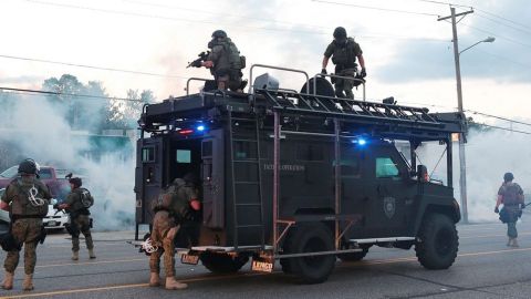 La policía dispersó una protesta con gas lacrimógeno en la ciudad de Ferguson.