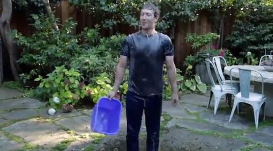 El director ejecutivo de Facebook,  Mark Zuckerberg, también aceptó el reto del “cubo helado” o “Ice Bucket”.