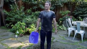 El director ejecutivo de Facebook,  Mark Zuckerberg, también aceptó el reto del “cubo helado” o “Ice Bucket”.