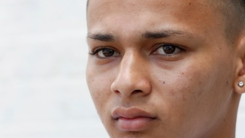 Edwin fue encadenado de los pies y de las manos a la cintura por los agentes de inmigración.