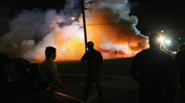 La policía dispersó a los manifestantes con gases lacrimógenos durante las protestas tras de la muerte de Brown.