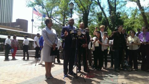 Los congresitas Hakeem Jeffries, Yvette Clarke y Gregory Meeks.