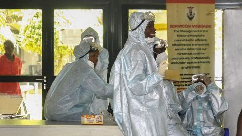 Trabajadores de la salud con trajes especiales de protección preparados para recibir cualquier emergencia de pacientes con ébola en el Hospital Nacional en Abuja, Nigeria.