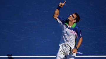 El español  Tommy Robredo  celebra su triunfo sobre Novak Djokovic, el tenista número uno del mundo.