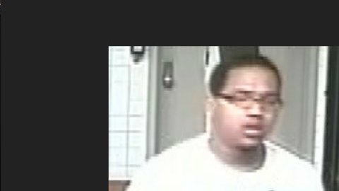 El sospechoso fue descrito como hispano de unos 30 años, de contextura mediana.