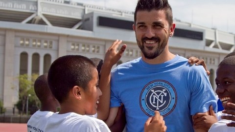 David Villa junto a niños frente al Yankee Stadium, donde debutará el New York City FC en la MLS.