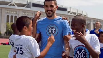 David Villa junto a niños frente al Yankee Stadium, donde debutará el New York City FC en la MLS.
