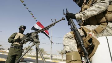 Soldados del ejército de Irak se alistan para combatir a los miembros del grupo yihadista Estado Islámico (EI).