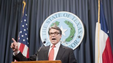 El gobernador de Texas, Rick Perry, dijo prevalecer sobre los cargos en su contra ante una conferencia de prensa en el Capitolio de Austin.