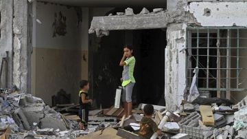 Niños palestinos inspeccionan los escombros de un edificio destruído durante una ofensiva israelí en Beit Lahiya, al norte de la Franja de Gaza.