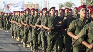 Miembros del ejército chiíta iraquí durante una exhibición en la ciudad de Karbala.