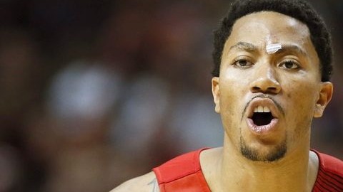 Derrick Rose regresó a las duelas en "casa".