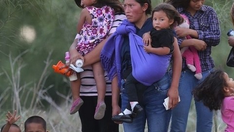 Madres migrantes y sus hijos son detenidos a diario a  su paso por la frontera.
