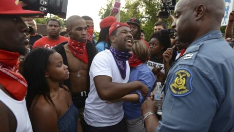 El capitán Ron Johnson (der.), de la Policía de Missouri, escucha protestas sobre la muerte de Michael Brown en Ferguson.