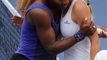 Serena Williams despide a  Caroline Wozniacki  después del partido disputado en las semifinales de Cincinnati en el que la número uno del mundo ganó 2-6, 6-2 y 6-4.