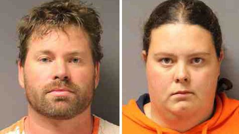 Stephen Howells II, de 39 años, y Nicole Vaisey, de 25 fueron acusados de haber secuestrado a las hermanas.