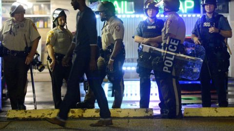 Siguen las manfiestaciones por la muerte de Michael Brown, joven afroamericano, en manos de la policía.