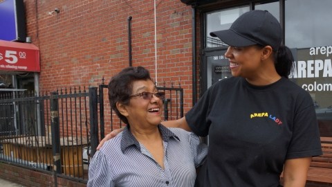 María Piedad Cano con su nuera, Nelly, a la puerta del restaurante Arepa Lady.