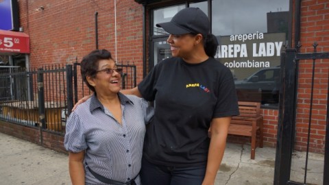María Piedad Cano con su nuera, Nelly, a la puerta del restaurante Arepa Lady.