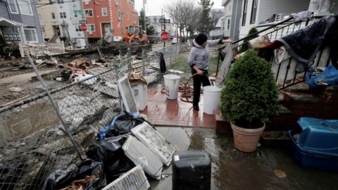 Aun si no recibe la orden de evacuar, prepárese. Asegúrese de tener todos los elementos recomendados en su kit de suministros de emergencia.