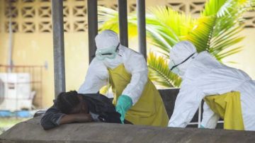 Personal médico en Liberia recoge el cadáver de una víctima de ébola en el área de espera del hospital ELWA en Monrovia.