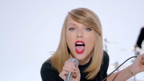 Es muy raro ver a Taylor haciendo esta clase de movimientos a lo Miley Cyrus.