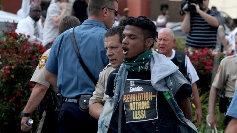 Policías arrestan a un manifestantes ayer en Ferguson, Missouri.
