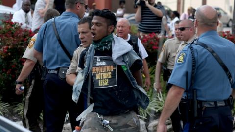 Policías arrestan a un manifestantes ayer en Ferguson, Missouri.