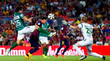 Lionel Messi supera al portero Yarbrough, del León, para iniciar el festival culé de goles por el Trofeo Joan Gamper en el Camp Nou.
