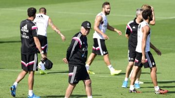 Carlo Ancelotti  dirige  la práctica del Real Madrid que intenta tomar una ventaja crucial en casa.