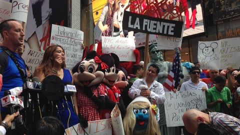 Trabajadores llegaron a la rueda de prensa con sus disfraces.