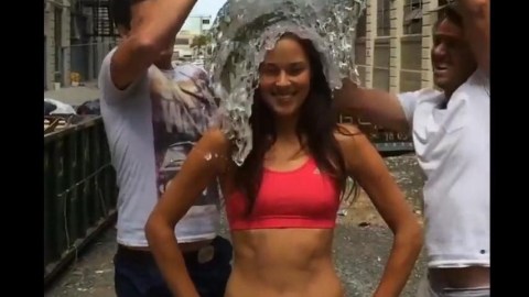 Ana Ivanovic quedó empapada y no sufrió.