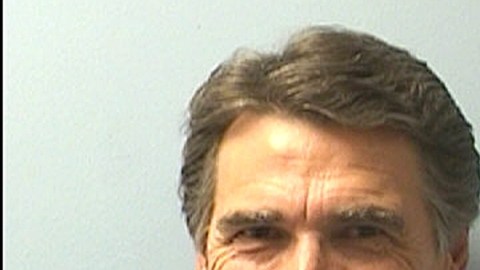 Rick Perry fue 'fichado' por dos cargos de abuso de poder.