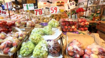 Los mercado de agricultores   o carritos de verdura venden frutas  frescas  en algunas zonas de la ciudad.