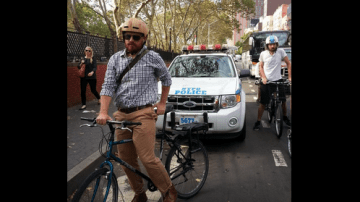 Un hombre es detenido por oficiales del NYPD después de pasarse un semáforo en rojo