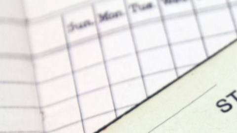 Debido al bloqueo económico  del Gobierno norteamericano contra Cuba,  la Sección de Intereses no logra encontrar un banco con sede en Estados Unidos.