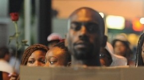 Las protestas contra la policía de Ferguson no dan tregua mientras la respuesta de las agencias del orden van en escalada.