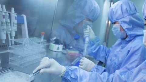 Químicos trabajan en la producción del reactivo de detección del virus ébola en China.