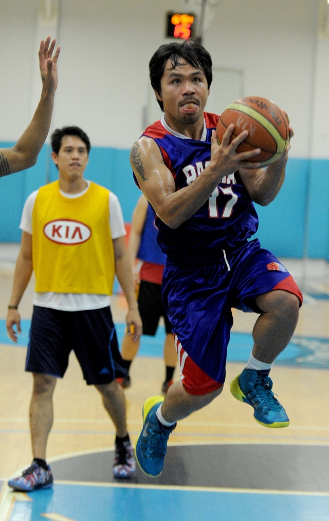 Manny Pacquiao, de 35 años, durante una práctica de baloncesto en Manila, haciendo un alto al boxeo.