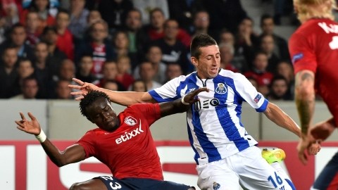 El mexicano  Héctor Herrera (centro) se dispone a patear al arco del Lille. Herrera convirtió el tanto que le dio el triunfo al Porto en juego de la fase previa de la Champions League.