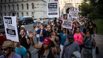 Manifestantes en una marcha en Nueva York  en protesta por las muertes de Eric Garner y Michael Brown.