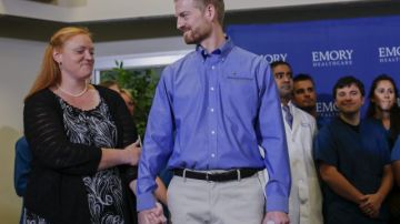 El médico Kent Brantly y su mujer Amber antes de la rueda de prensa ofrecida en el Hospital Universitario de Emory de Atlanta para anunciar que fue dado de alta.
